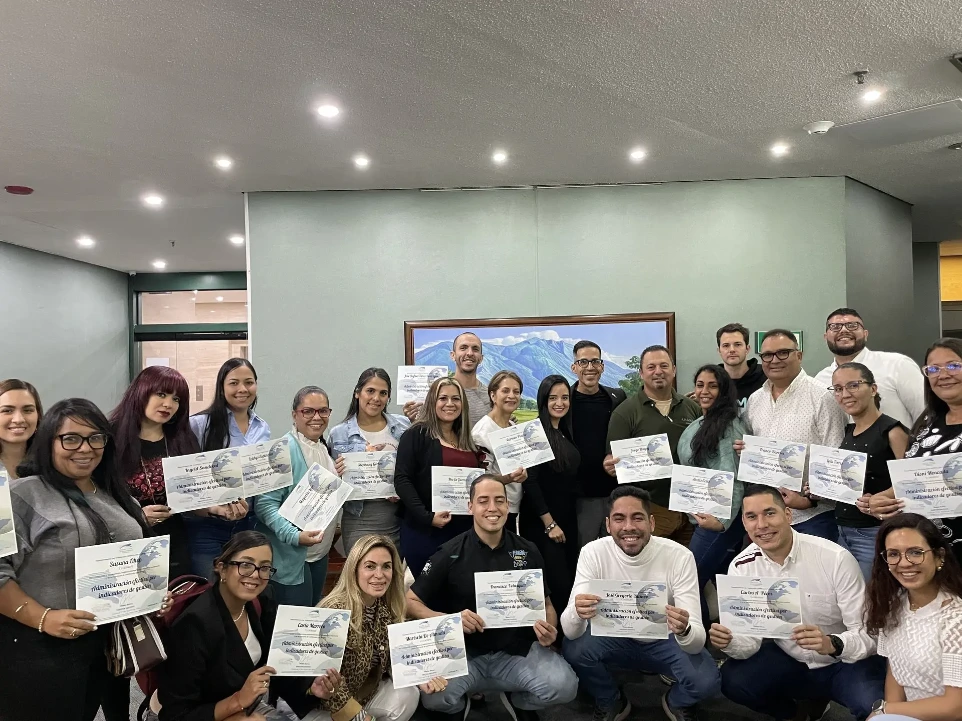 Participantes de un programa de HCA con sus certificados