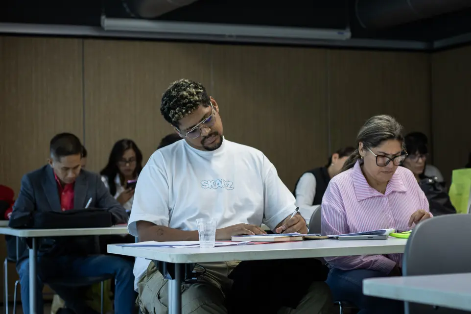 Participantes trabajando en el seminario de libertad financiera